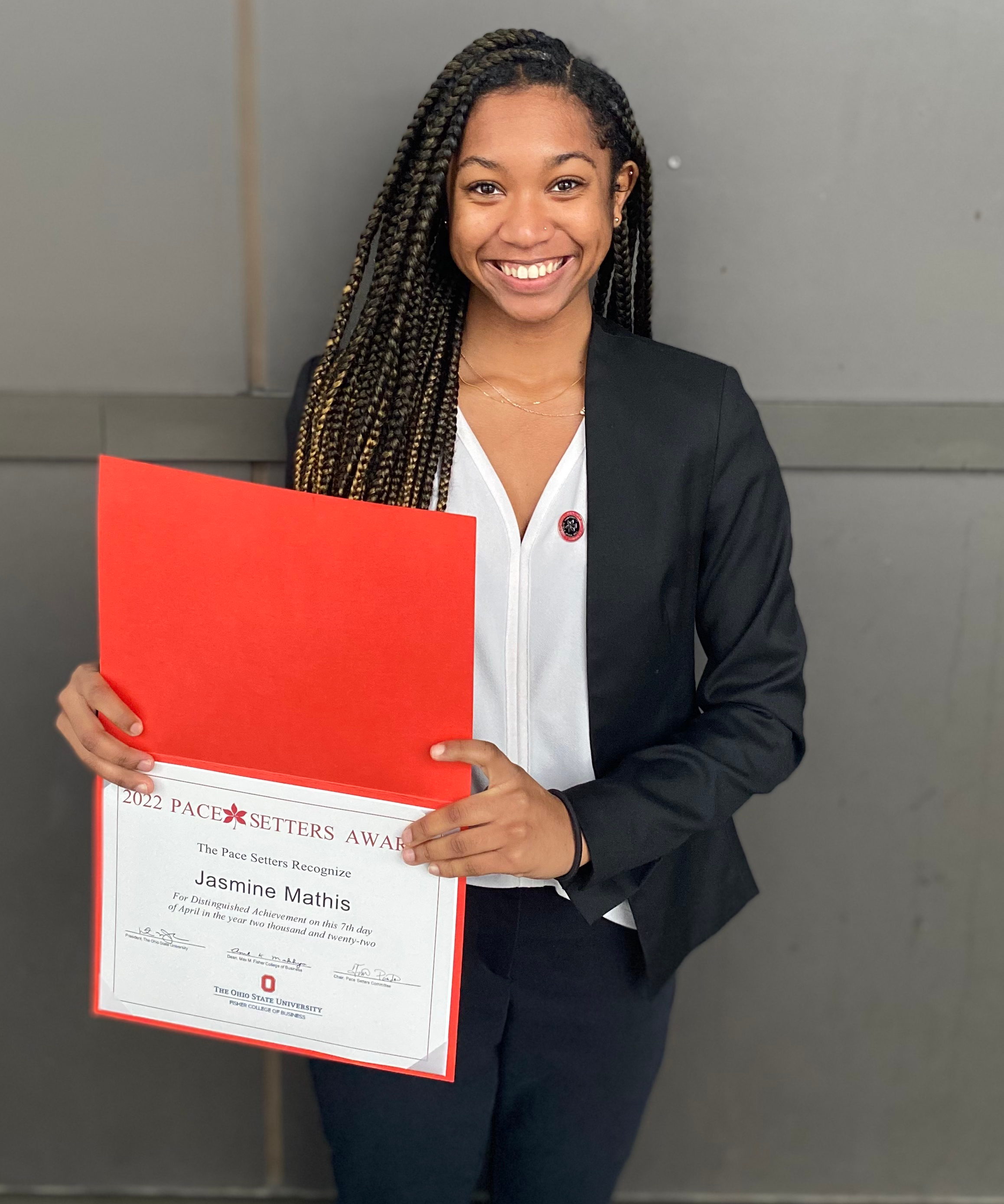 Jasmine Mathis with her Pace Setters Award